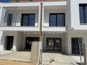 Apresentamos lhe esta exclusiva moradia em banda T3+1,...