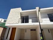 APROVECHA HERMOSA CASO CON EXCELENTE UBICACIÓN Y PANELES...