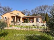 APT, belle propriété avec piscine et vue dégagée sur le...