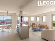 Apt rénové de 102 m² au 3e étage avec terrasse de 24 m²....