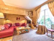 Apt traditionnel près de l'Arc de Triomphe Apt traditionnel près de l'Arc de Triomphe