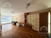 Apto profesional! Amplia oficina en alquiler con balcón...