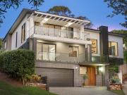 Architectural Coastal Living Immersed in Nature