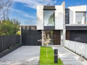 Architectural Elegance in an Elite Bayside Pocket