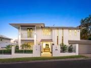 ARCHITECTURAL PEDIGREE IN DRESS CIRCLE LOCATION