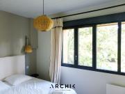 Architecture contemporaine bardée de bois, cette maison...