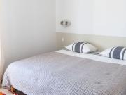 Architecture des années 70, cet immeuble situé en front...