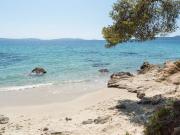 Architecture remarquable dominant une plage paradisiaque