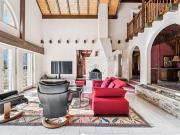 Architektenvilla auf einem großen, flachen Grundstück