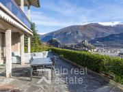 Architektenvilla mit Panoramablick auf die Schlösser