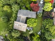 Architektenvilla umgeben von einem idyllischen...