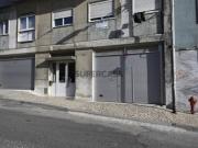 Armazém com 502 m2 com escritórios e T1 em Campo de Ourique