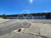 Armazém dividido em três pavilhões com logradouro em...