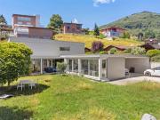 Arosio moderne Villa mitten im Grünen