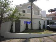 Arquitetura atemporal com piscina – Viva a elegância e a...