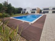 Arrenda se moradia com piscina, em condomínio fechado,...