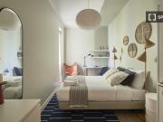 Arrenda se quarto em apartamento T12 em Arroios, Lisboa