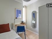 Arrenda se quarto em apartamento T12 em Arroios, Lisboa