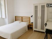 Arrenda se quarto soalheiro em apartamento de 6 quartos...