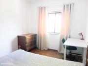 Arrendam se quartos na zona da Praa da Repblica