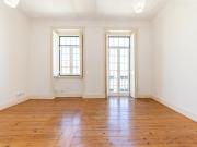 Arrendamento T2 com 101 m2 e varanda na Rua Maria Pia