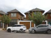 ARRENDAMOS Casa ampliada frente a extenso parque