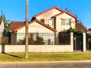 ARRIENDA AMPLIA CASA DE 2 PISOS UBICADA EN FLORES MILLÁN