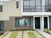 Arriendo casa por estrenar en Puembo en conjunto con...