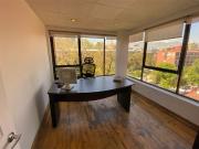 Arriendo Oficina con 5 privados, amoblada