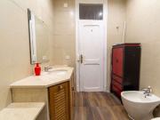 Arrumo quarto para alugar em apartamento de 6 quartos em...