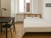 Arrumo quarto para alugar em apartamento de 6 quartos em...