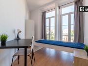 Arrumo quarto para alugar em apartamento de 9 quartos em...