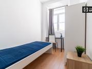 Arrumo quarto para alugar em apartamento de 9 quartos em...