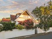 Art Deco Apartment with Private Deck & Parking Boutique...