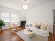 Art Deco classic on the Eastern Hill, short stroll to...