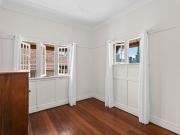 Art Deco Unit in Ideal Location!
