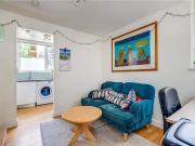 Ashley Crescent, London SW11, 2 bed flat to rent, £1,999...