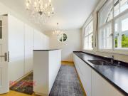 Ästhetische Villa am Stadtrand mit Park