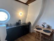 At the foot of metro line 1 and all amenities in Neuilly...