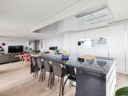 Atemberaubende Aussicht auf die Stadt, den See und die Alpen