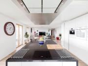 Atemberaubende Aussicht auf die Stadt, den See und die Alpen