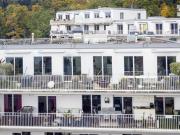 Atemberaubende Aussicht auf die Stadt, den See und die Alpen