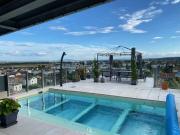 Atemberaubendes Penthouse: Pool auf Dachterrasse mit...