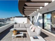 Ático con amplias terrazas y vistas al mar en Los...