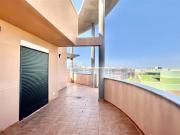 Ático con vistas despejadas y piscina comunitaria en...