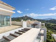 Ático con Vistas Panorámicas al Mar y Terraza Privada en...