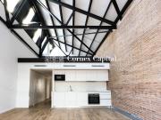 Ático en venta en Barcelona, Poblenou. Loft a estrenar...