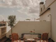 Ático luminoso con terraza y gran potencial – La Prosperitat