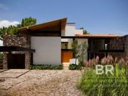 Atractiva casa nueva con vista al lago en condominio en...