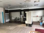 Attività commerciale in affitto a Cascina composto da 1vani